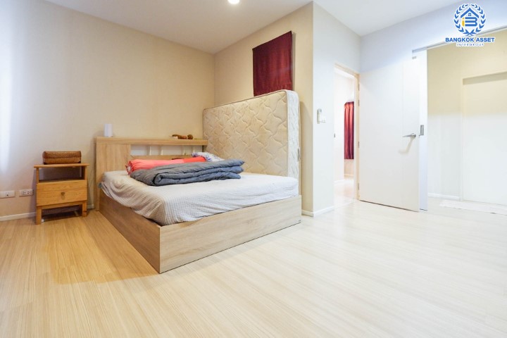 *****ทาวน์โฮมมือสองย่านนนทบุรี ม.บ้านกลางเมือง รัตนาธิเบศร์ หลังมุม เนื้อที่กว้าง 18.50 ตร.ว.  ฟังก์ชัน 3 ห้องนอน 3 ห้องน้ำ ที่จอดรถ 2 คัน แถมเฟอร์นิเจอร์บิ้วอินทั้งบ้าน! ทำเลเดินทางสะดวก เพียง 10 นาทีถึงรถไฟฟ้าสายสีม่วง "สถานีแยกนนทบุรี 1"